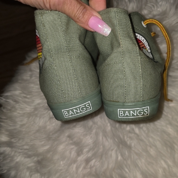 Stylish Green High-Top Sneakers with Patch - Picture 5 of 6